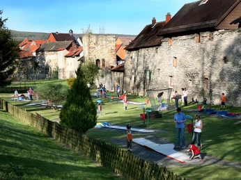 Stadtmauer mit Wall und Graben und Minigolfplatz stadtmauer-mit-wall-und-graben-und-minigolfplatz