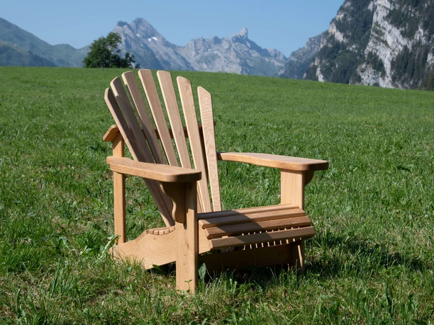 Holzsessel steht auf der Wiese