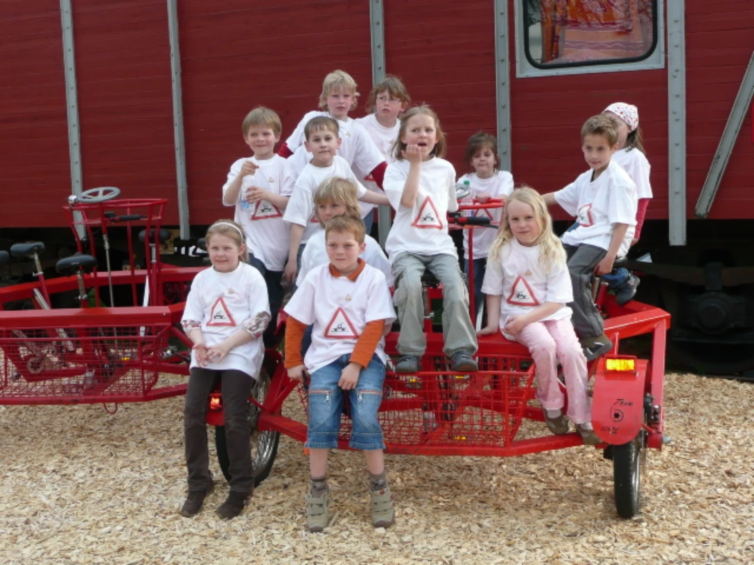 Erlebnisbahn Kindergeburtstag.jpeg Mehrere Kinder fröhlich auf der Erlebnisbahn beim Kindergeburtstag