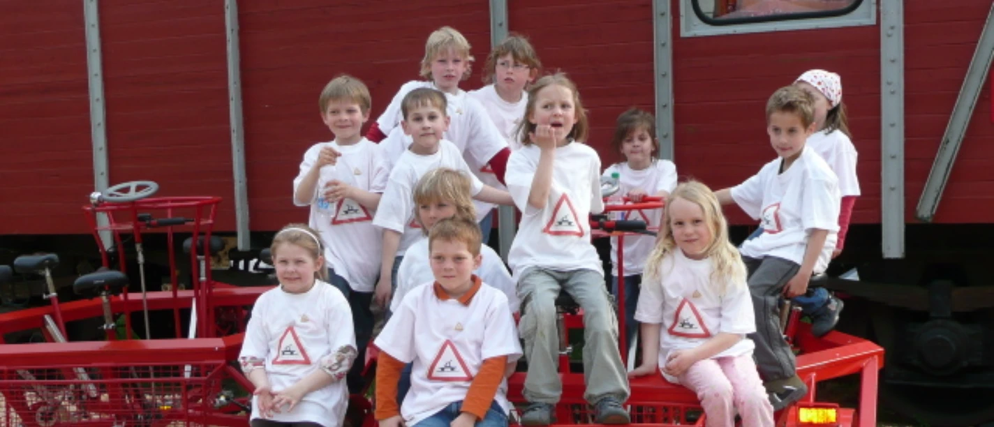 Erlebnisbahn Kindergeburtstag.jpeg Mehrere Kinder fröhlich auf der Erlebnisbahn beim Kindergeburtstag