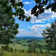 Blick ins Leinetal Weiter Blick über grüne Felder und sanfte Hügel des Leinetals unter blauem Himmel mit weißen WolkenWide view over green fields and gentle hills of the Leine valley under a blue sky with white cloudsVid udsigt over grønne marker og bløde bakker i Leine-dalen under en blå himmel med hvide skyerWeids uitzicht over groene velden en glooiende heuvels van de Leine vallei onder een blauwe lucht met witte wolken