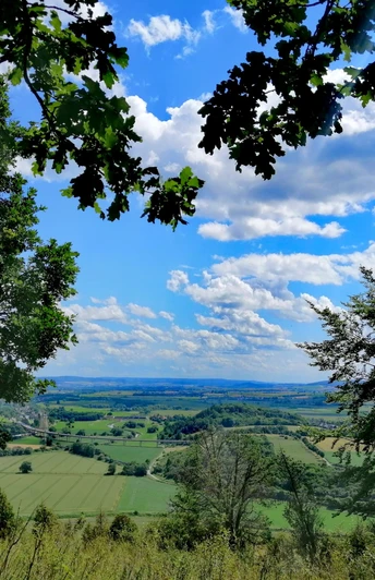 Blick ins Leinetal Weiter Blick über grüne Felder und sanfte Hügel des Leinetals unter blauem Himmel mit weißen WolkenWide view over green fields and gentle hills of the Leine valley under a blue sky with white cloudsVid udsigt over grønne marker og bløde bakker i Leine-dalen under en blå himmel med hvide skyerWeids uitzicht over groene velden en glooiende heuvels van de Leine vallei onder een blauwe lucht met witte wolken
