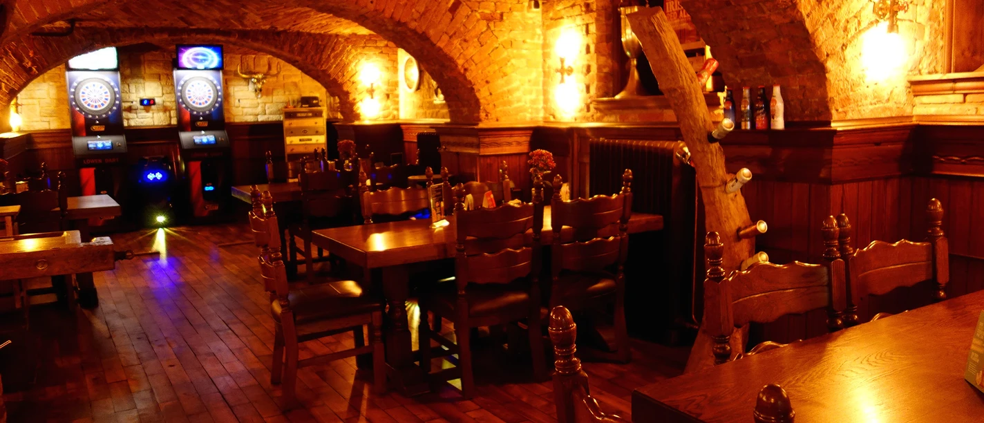 Barnies_Pub_Katrin Jester (3)_1980x1080.jpg Gewölbekeller mit Holzboden und warmer, gemütlicher Beleuchtung