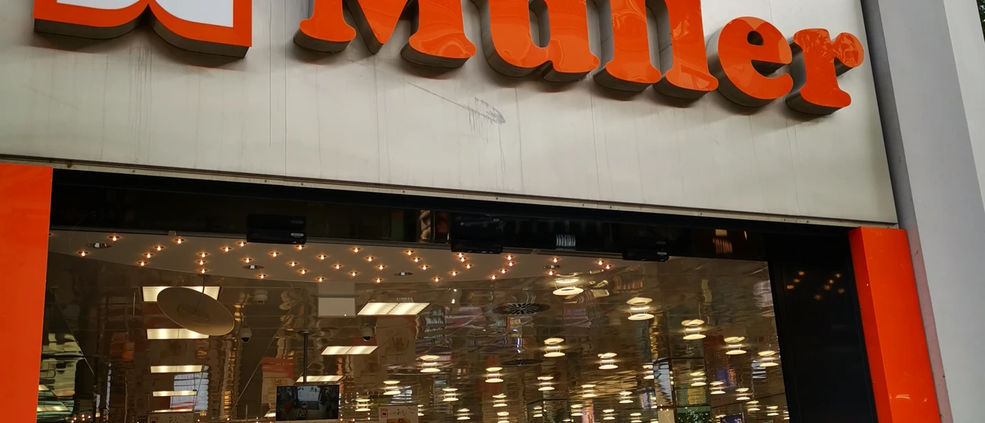 Das Bild zeigt den Eingangsbereich von Müller