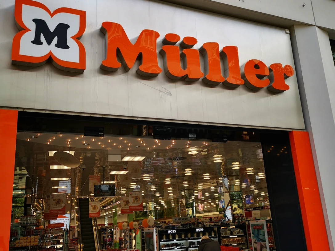 Müller.jpg Das Bild zeigt den Eingangsbereich von Müller