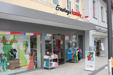 Family.JPG Das Bild zeigt den Eingangsbereich des Geschäfts Family