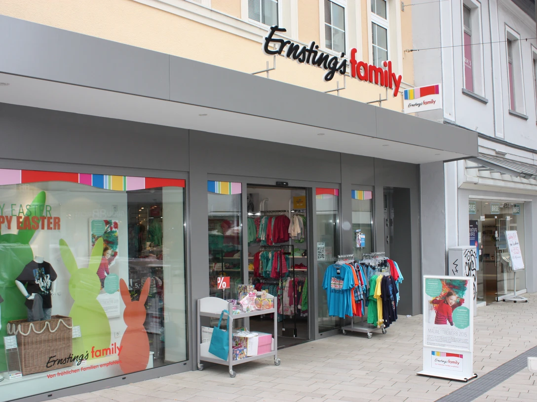 Family.JPG Das Bild zeigt den Eingangsbereich des Geschäfts Family