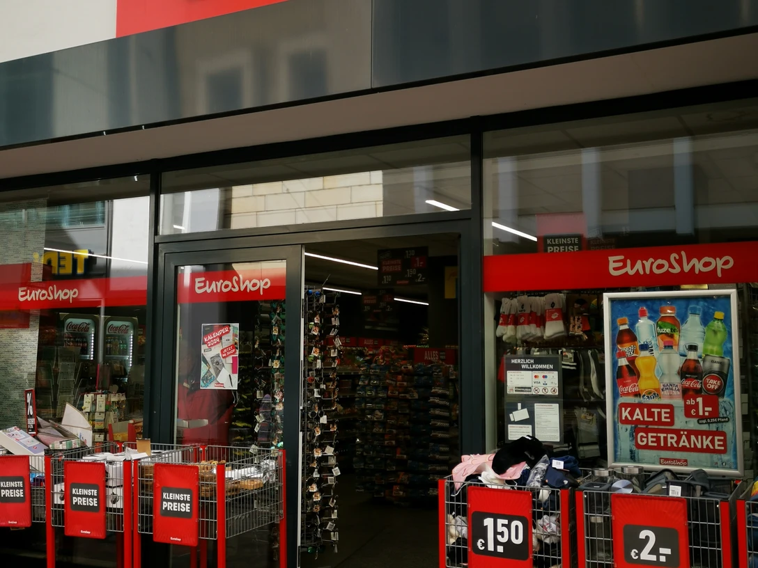 Das Bild zeigt den Eingangsbereich des Geschäfts EuroShop