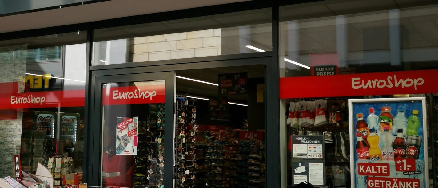 Das Bild zeigt den Eingangsbereich des Geschäfts EuroShop