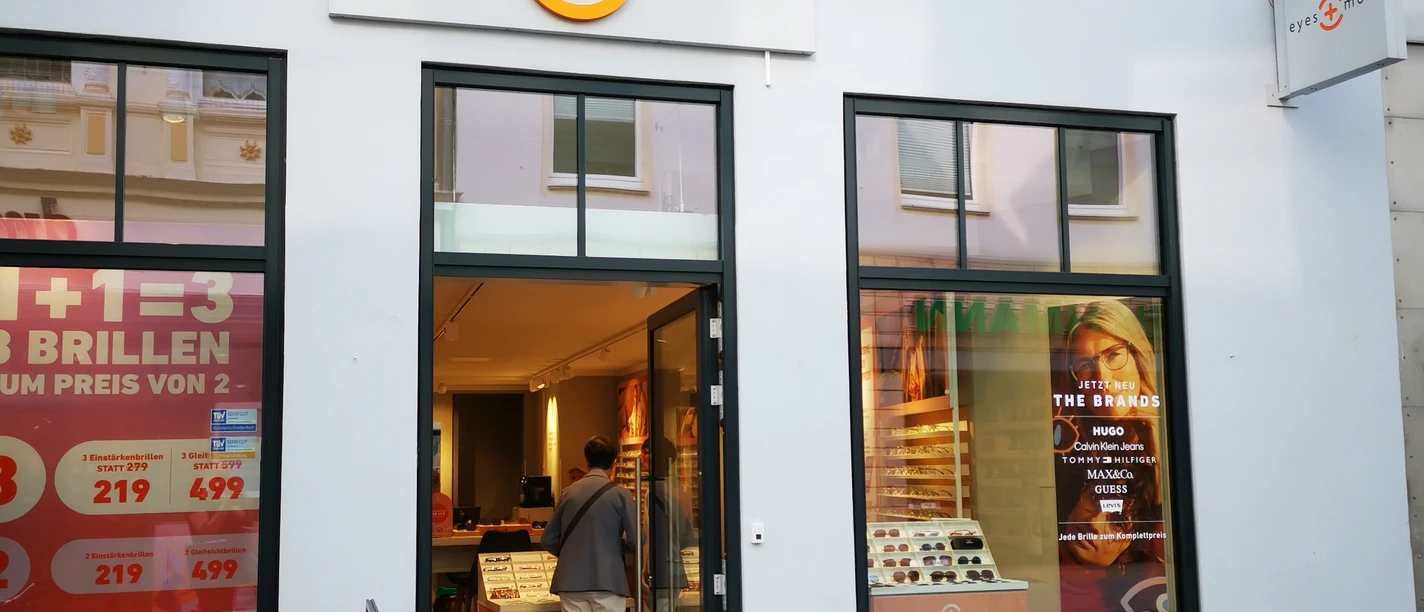 Das Bild zeigt den Eingangsbereich des Geschäfts eyes and more