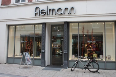 Fielmann.JPG Das Bild zeigt den Eingangsbereich des Geschäfts Fiemann