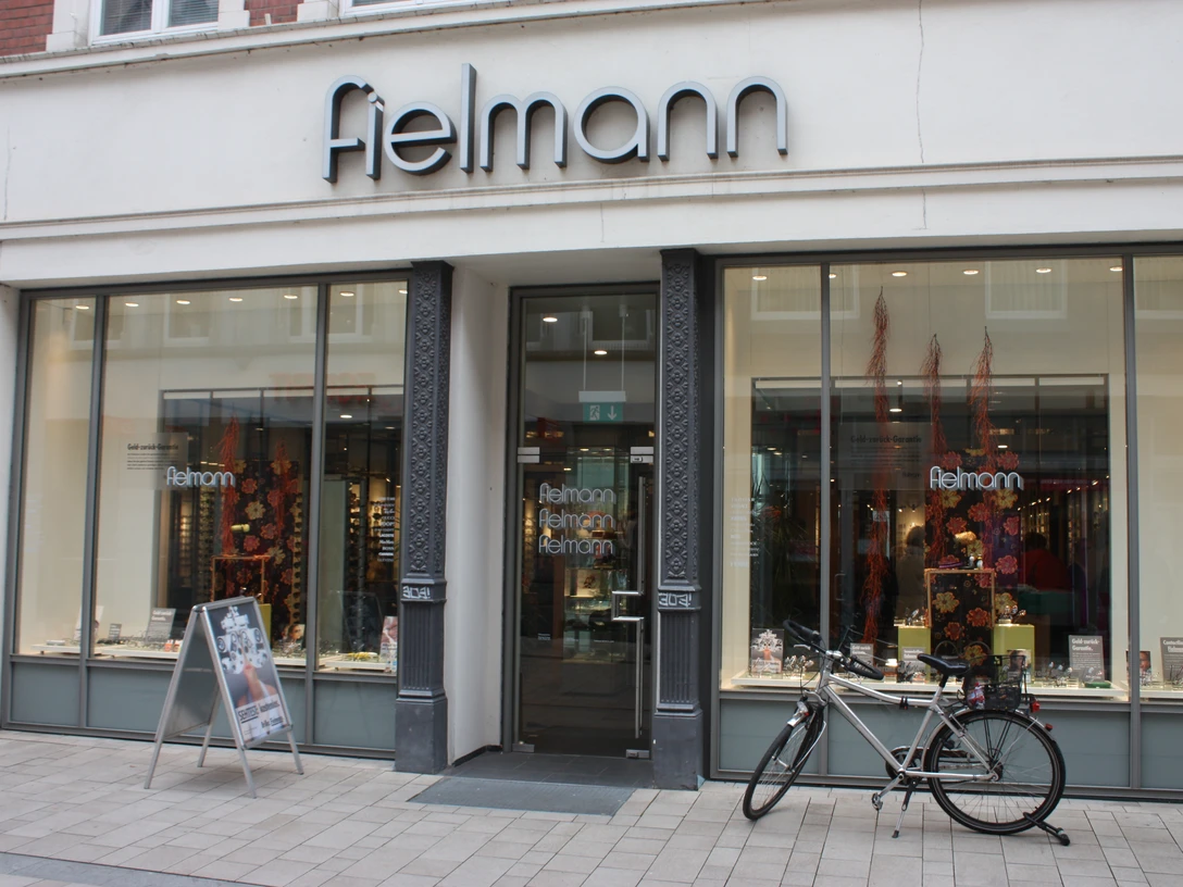 Fielmann.JPG Das Bild zeigt den Eingangsbereich des Geschäfts Fiemann