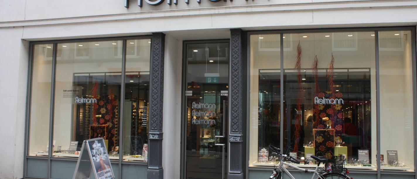 Fielmann.JPG Das Bild zeigt den Eingangsbereich des Geschäfts Fiemann