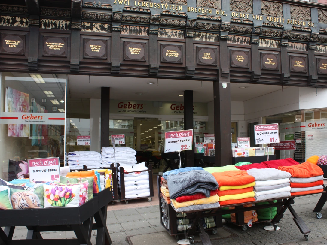 Das Bild zeigt den Eingangsbereich des Geschäfts Gebers