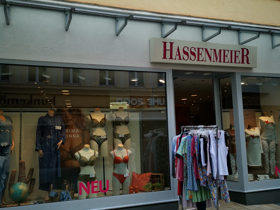 Das Bild zeigt den Eingangsbereich des Geschäfts Hassenmeier