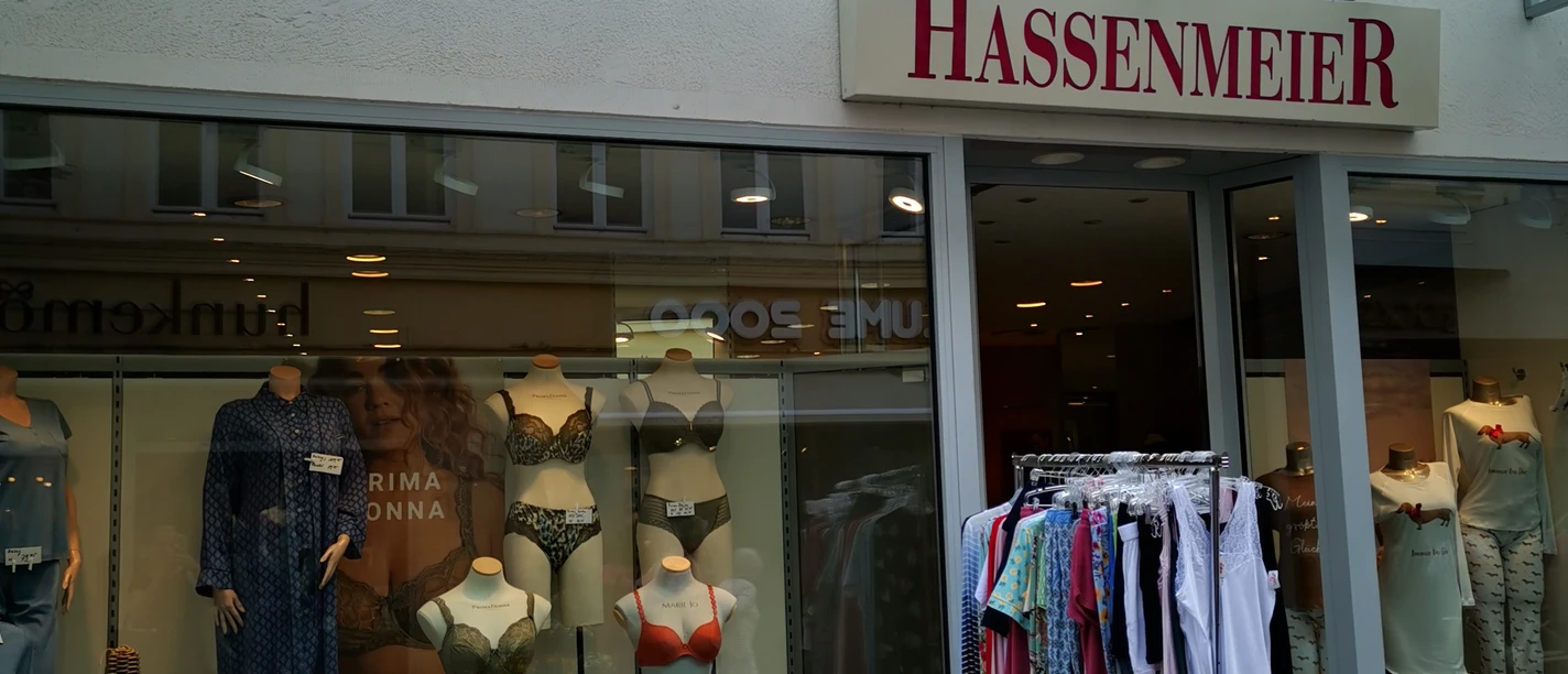 Das Bild zeigt den Eingangsbereich des Geschäfts Hassenmeier