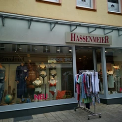 Hassenmeier.jpg Das Bild zeigt den Eingangsbereich des Geschäfts Hassenmeier