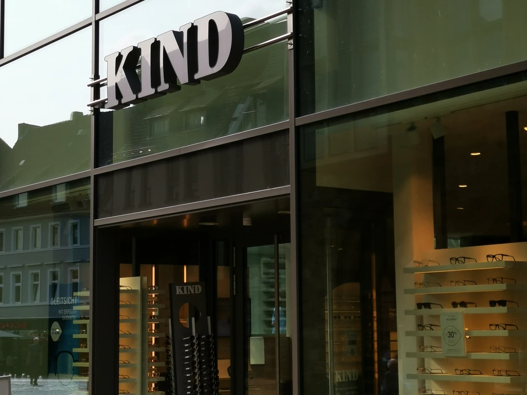 Das Bild zeigt den Eingangsbereich des Geschäfts Kind Hörgeräte
