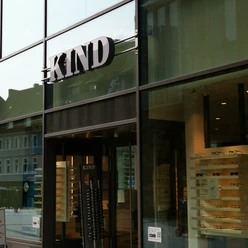 Kind Hörgeräte.jpg Das Bild zeigt den Eingangsbereich des Geschäfts Kind Hörgeräte