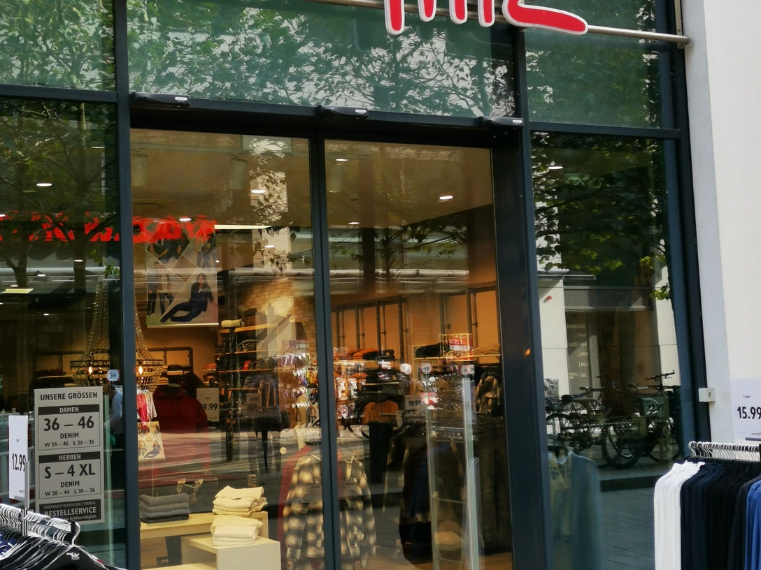 Das Bild zeigt den Eingangsbereich der Jeans Fritz Filiale