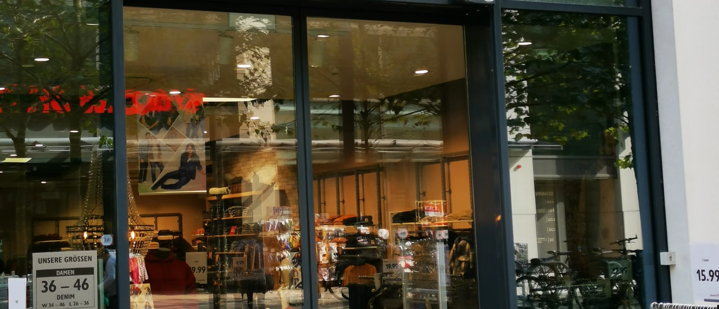 Das Bild zeigt den Eingangsbereich der Jeans Fritz Filiale