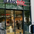 Jeans Fritz.jpg Das Bild zeigt den Eingangsbereich der Jeans Fritz Filiale