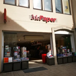 Das Bild zeigt den Eingangsbereich von Mc Paper