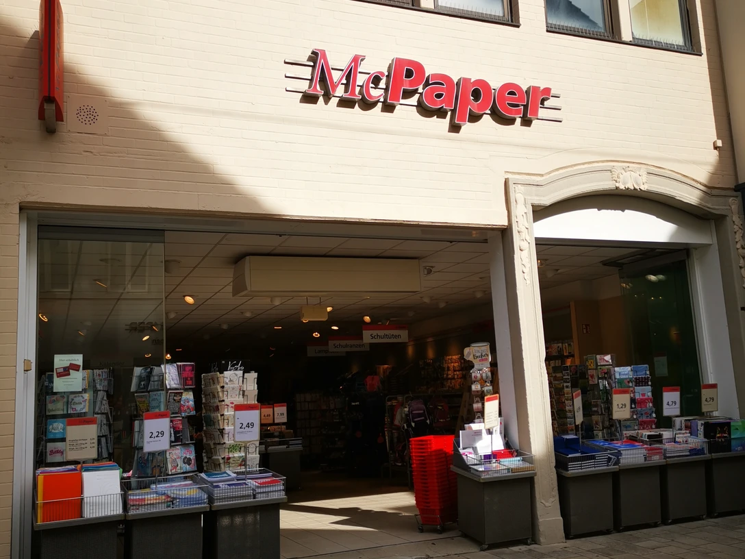 Das Bild zeigt den Eingangsbereich von Mc Paper