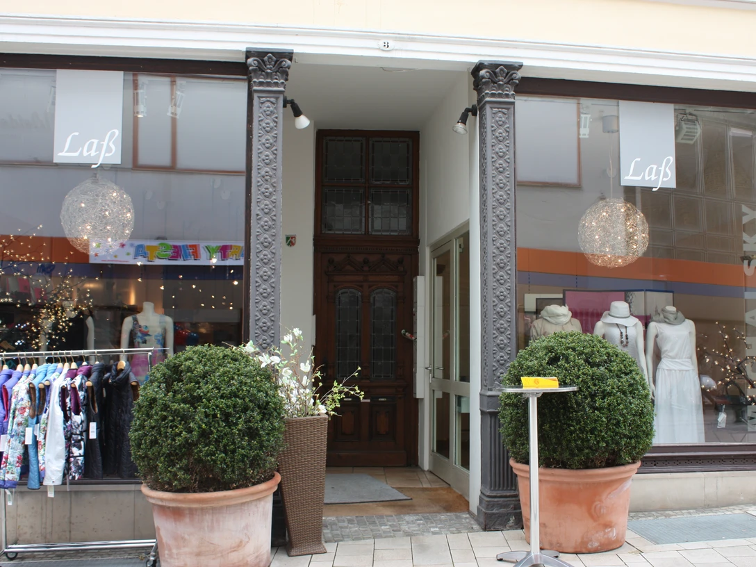 Das Bild zeigt den Eingangsbereich des Modehaus Laß