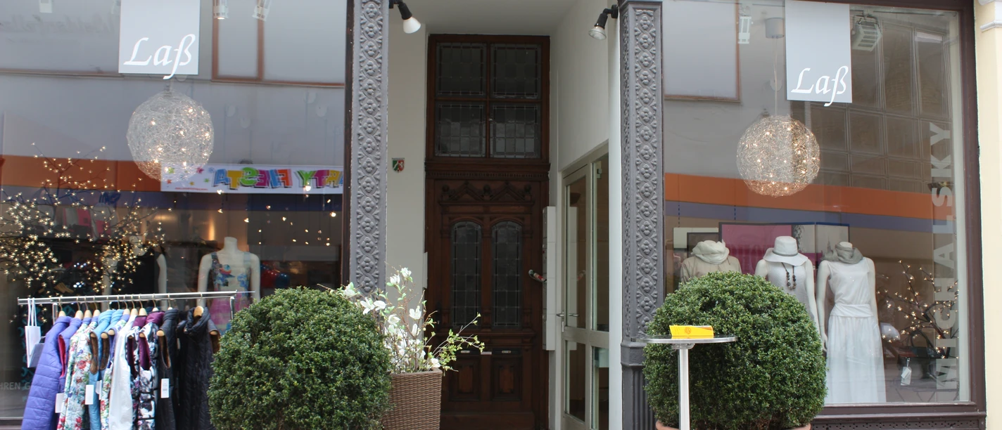 Das Bild zeigt den Eingangsbereich des Modehaus Laß