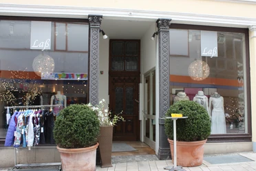 Laß.JPG Das Bild zeigt den Eingangsbereich des Modehaus Laß