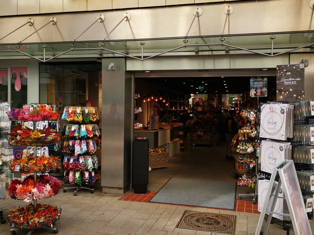 Das Bild zeigt den Eingangsbereich des Geschäfts Nanu Nana