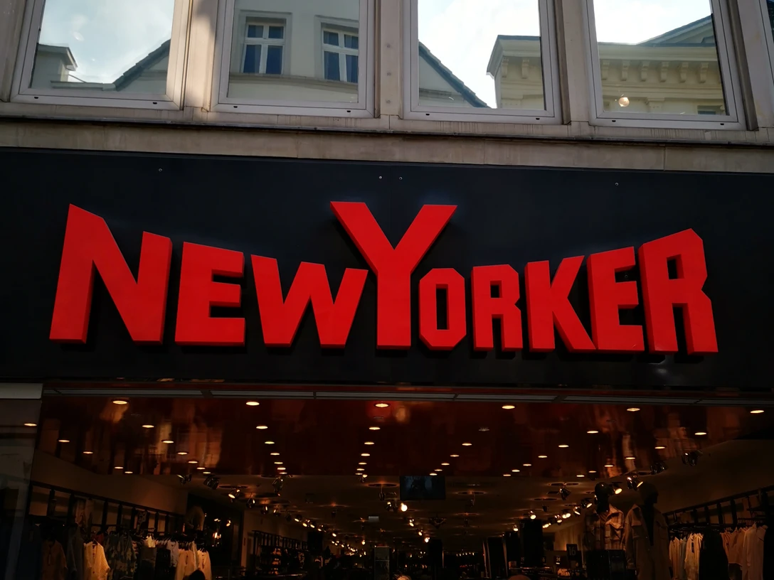 Das Bild zeigt den Eingangsbereich des Geschäfts New Yorker