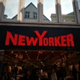 Das Bild zeigt den Eingangsbereich des Geschäfts New Yorker