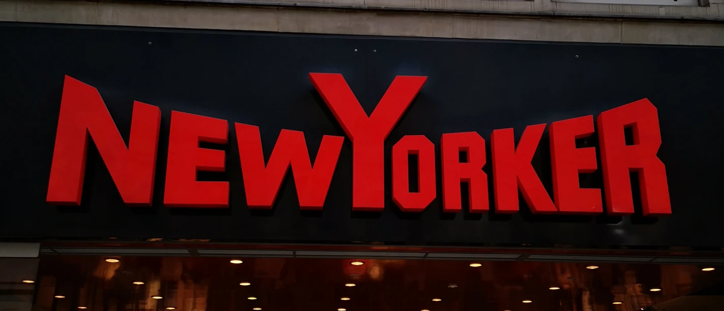 Das Bild zeigt den Eingangsbereich des Geschäfts New Yorker