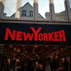 New Yorker.jpg Das Bild zeigt den Eingangsbereich des Geschäfts New Yorker