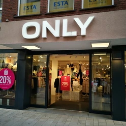 Das Bild zeigt den Eingangsbereich des Geschäfts Only
