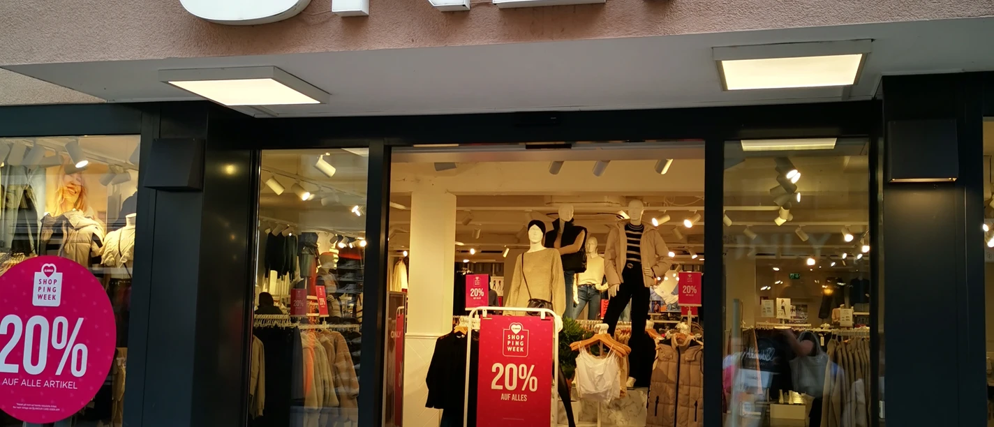 Das Bild zeigt den Eingangsbereich des Geschäfts Only