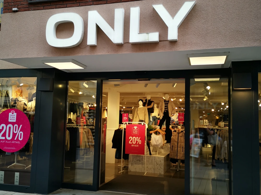 Only.jpg Das Bild zeigt den Eingangsbereich des Geschäfts Only