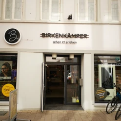 Birkenkämper.jpg Das Bild zeigt den Eingangsbereich des Geschäfts Birkenkämper