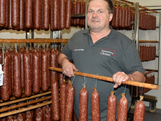 Inhaber Volker Schmitt im Ahle Wurscht Reiferaum
