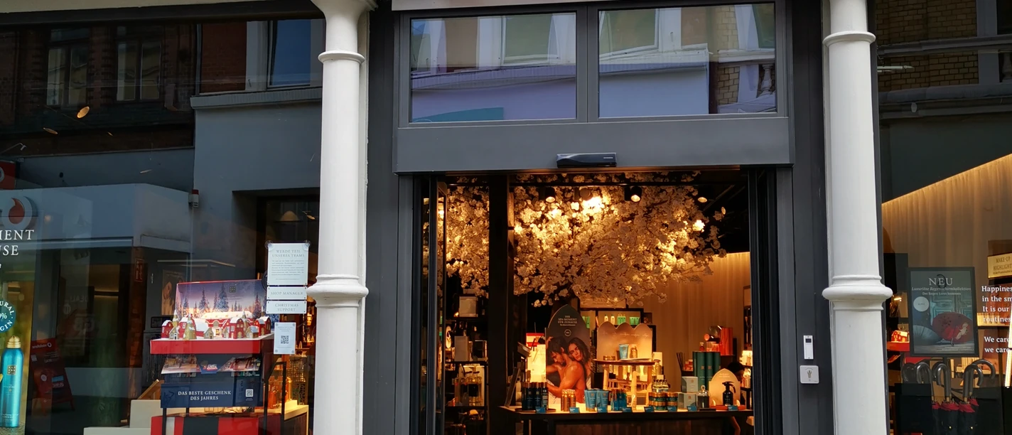 Das Bild zeigt den Eingangsbereich des Geschäftes.