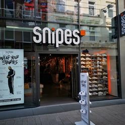 Minden - Snipes.jpg Das Bild zeigt den Eingangsbereich des Geschäftes.