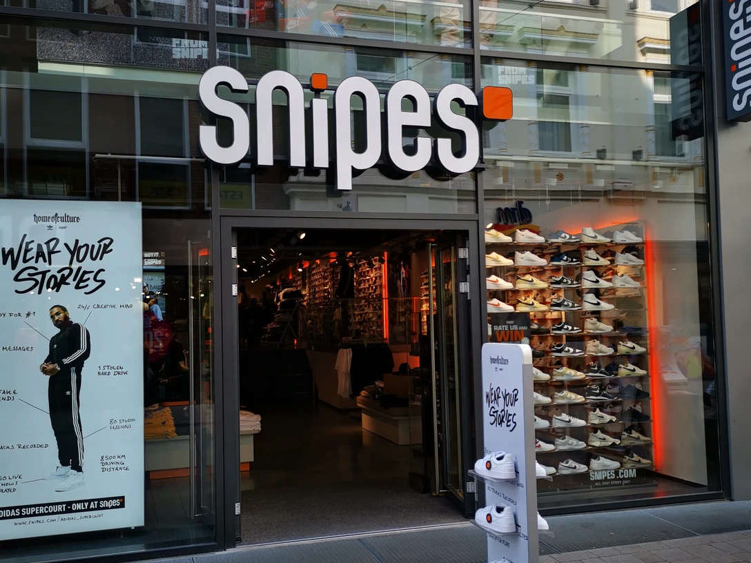 Minden - Snipes.jpg Das Bild zeigt den Eingangsbereich des Geschäftes.