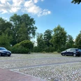 Parkplatz_MoellnerStr1_22082023_PetraRoemer.jpg Parkplatz mit Stellflächen, geparkten Autos und Hinweisschildern