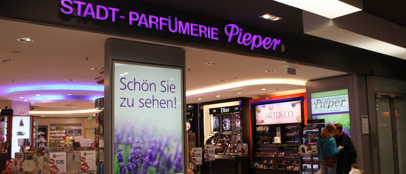 Das Bild zeigt den Eingangsbereich des Geschäftes.