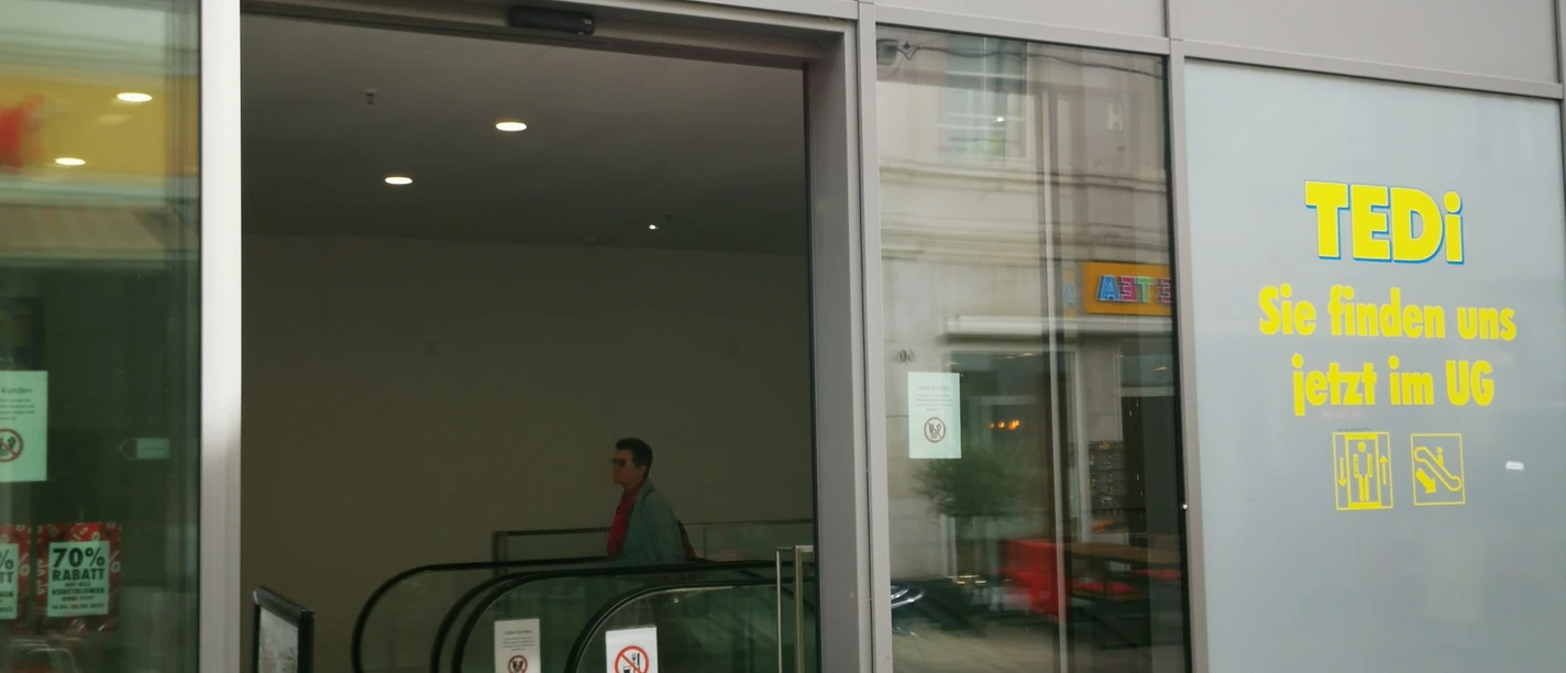 Das Bild zeigt den Eingangsbreich des Geschäftes.