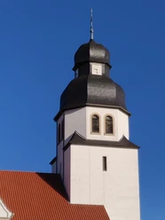 Kirchturm St Johannes_HRenerig .jpg Kirchturm der St. Johannes-Kirche mit markanter Zwiebelhaube vor klarem blauen Himmel.