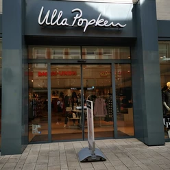 Ulla Popken.jpg Das Bild zeigt den Eingangsbereich des Geschäftes.
