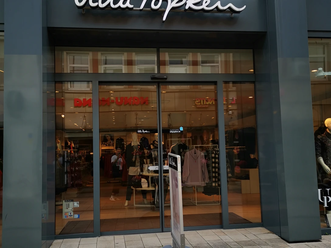 Ulla Popken.jpg Das Bild zeigt den Eingangsbereich des Geschäftes.